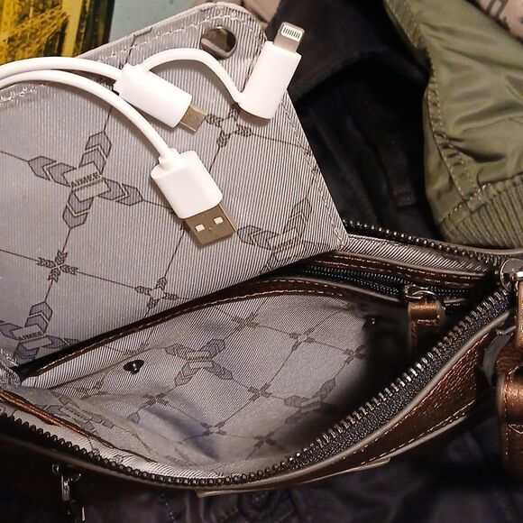 Aimee Kestenberg metallic leather wristlet w.chargers - Picture 5 of 6